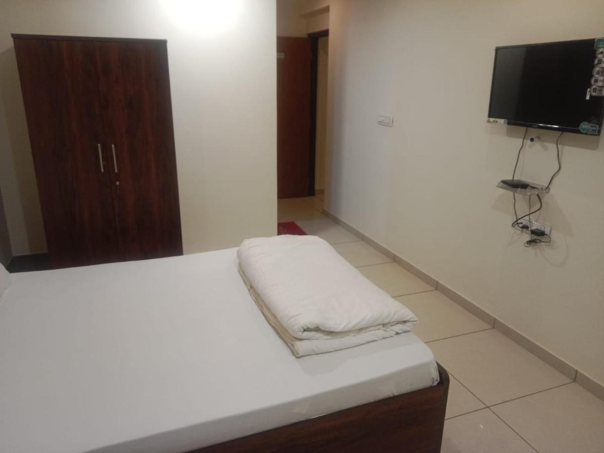 Hotel Shreeji'S Gandhinagar Esterno foto