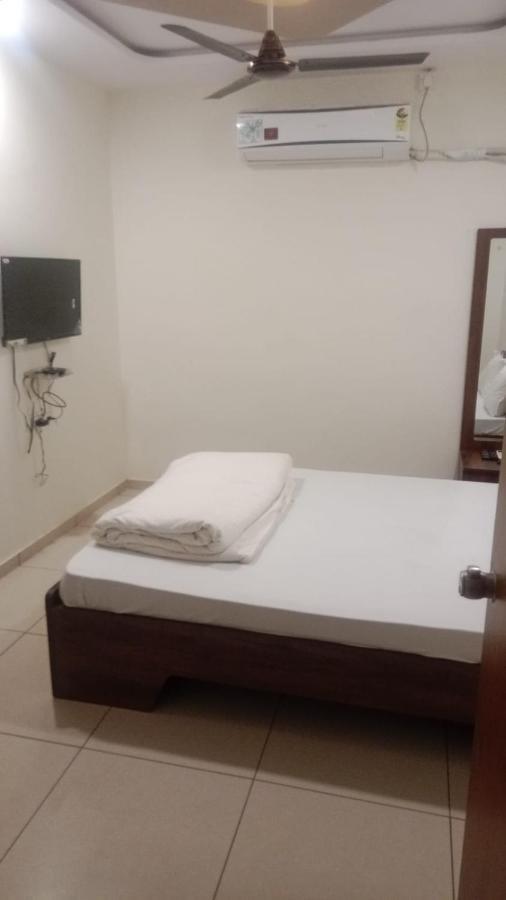 Hotel Shreeji'S Gandhinagar Esterno foto