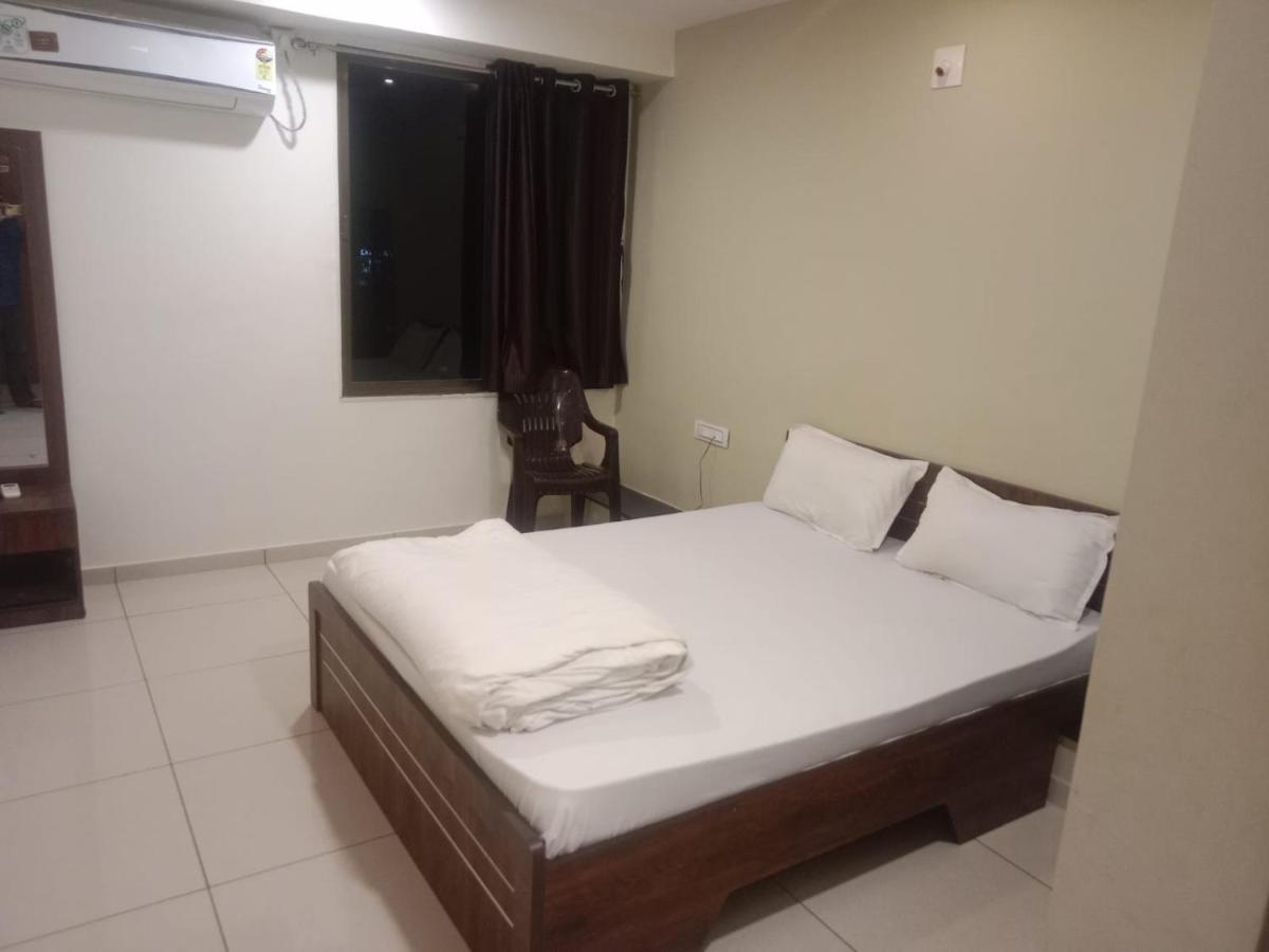 Hotel Shreeji'S Gandhinagar Esterno foto