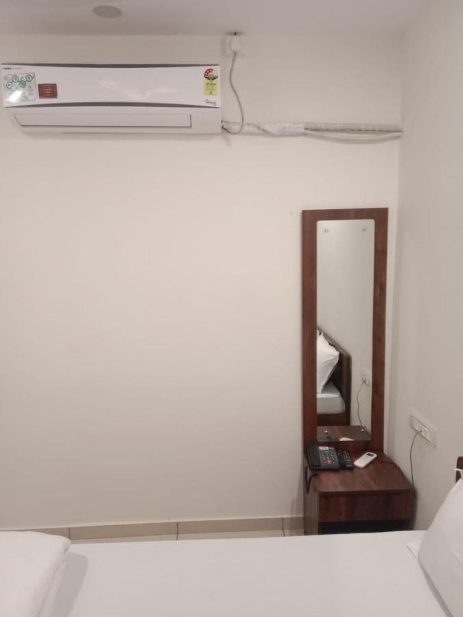 Hotel Shreeji'S Gandhinagar Esterno foto