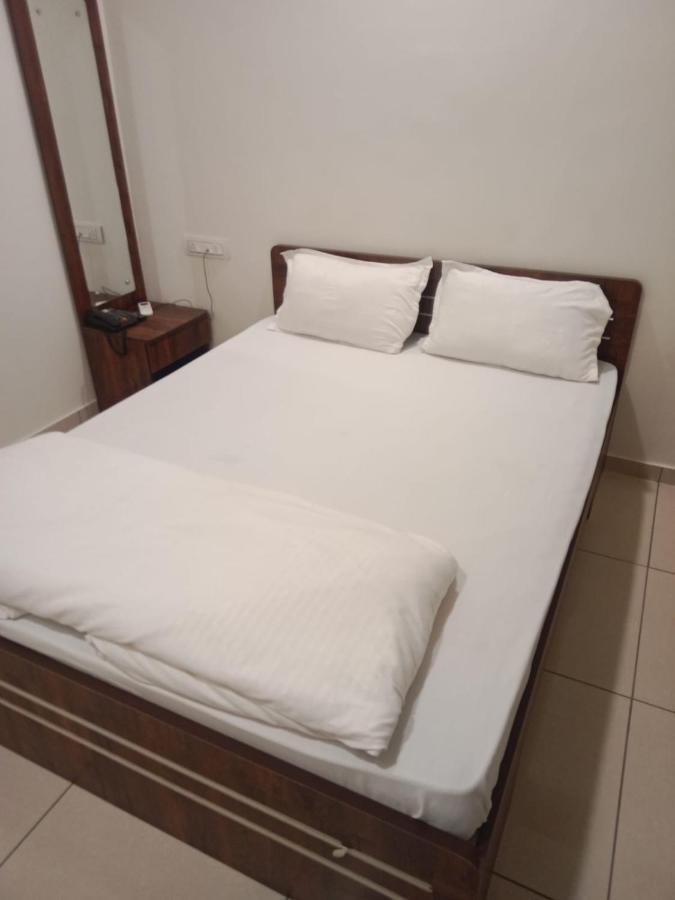 Hotel Shreeji'S Gandhinagar Esterno foto